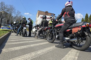 zdjęcie przedstawia policjantów w trakcie kontroli motocyklistów