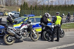 zdjęcie przedstawia policjantów w trakcie kontroli motocyklistów