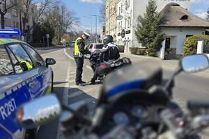 zdjęcie przedstawia policjantów w trakcie kontroli motocyklistów