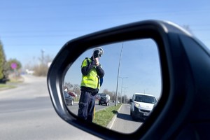 zdjęcie przedstawia policjantów w trakcie kontroli motocyklistów