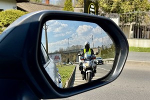 zdjęcie przedstawia policjantów w trakcie kontroli motocyklistów