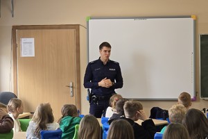 zdjęcie przedstawia policjanta w trakcie prelekcji dla dzieci