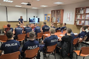 Zdjęcie przedstawia policjantów w trakcie szkolenia