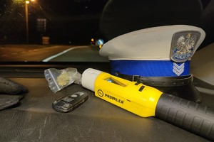 zdjęcie przedstawia policjantów w trakcie kontroli drogowej