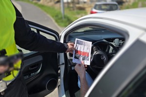 zdjęcie przedstawia policjantów w trakcie kontroli drogowej