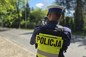 zdjęcie przedstawia policjantów w trakcie kontroli drogowej