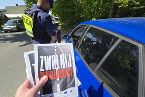 zdjęcie przedstawia policjantów w trakcie kontroli drogowej