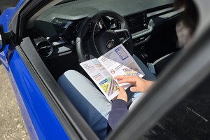 zdjęcie przedstawia policjantów w trakcie kontroli drogowej