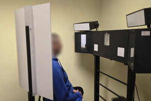 zdjęcie przedstawia sprawcę w trakcie wykonywania fotografii sygnalitycznej