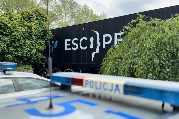 zdjęcie przedstawia ciężarówkę, widoczne również sygnały radiowozu