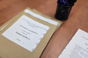 zdjęcie przedstawia policjantów w trakcie rozwiązywania testu wiedzy