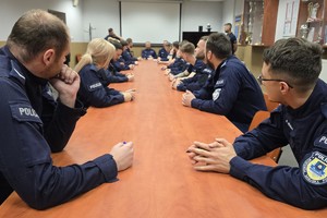 zdjęcie przedstawia policjantów w trakcie rozwiązywania testu wiedzy