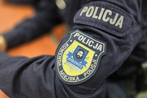 zdjęcie przedstawia policjantów w trakcie rozwiązywania testu wiedzy