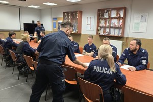 zdjęcie przedstawia policjantów w trakcie rozwiązywania testu wiedzy