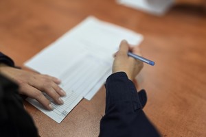 zdjęcie przedstawia policjantów w trakcie rozwiązywania testu wiedzy