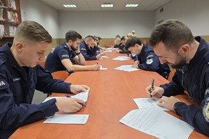 zdjęcie przedstawia policjantów w trakcie rozwiązywania testu wiedzy
