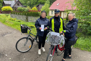 zdjęcie przedstawia policjantkę i dwie rowerzystki