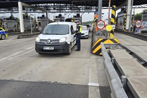 zdjęcie przedstawia policjantów w trakcie kontroli trzeźwości na autostradzie