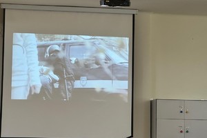 zdjęcie przedstawia policjanta w trakcie rozmowy z dziećmi