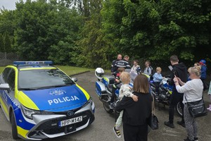 zdjęcie przedstawia policjantów w trakcie pikniku