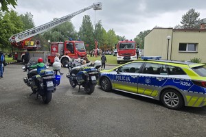 zdjęcie przedstawia policjantów w trakcie pikniku