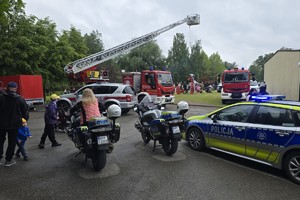 zdjęcie przedstawia policjantów w trakcie pikniku