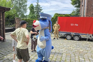 zdjęcie przedstawia policjantów w trakcie pikniku dla dzieci