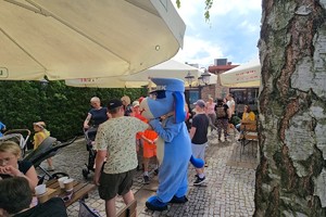zdjęcie przedstawia policjantów w trakcie pikniku dla dzieci