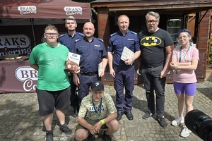 zdjęcie przedstawia policjantów w trakcie pikniku dla dzieci