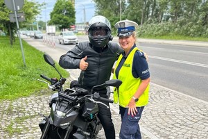 zdjęcie przedstawia policjantkę z motocyklistami