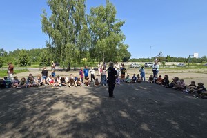 zdjęcie przedstawia policjantów w trakcie spotkania z dziećmi