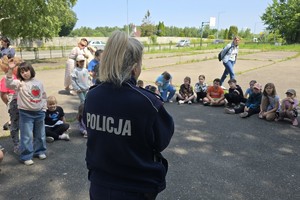 zdjęcie przedstawia policjantów w trakcie spotkania z dziećmi