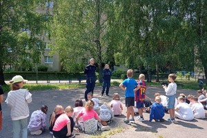 zdjęcie przedstawia policjantów w trakcie spotkania z dziećmi