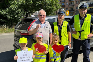 zdjęcie przedstawia policjantów z przedszkolakami