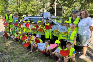 zdjęcie przedstawia policjantów z przedszkolakami