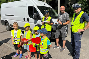 zdjęcie przedstawia policjantów z przedszkolakami