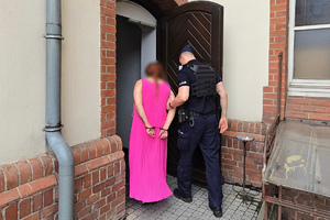 zdjęcie przedstawia policjantów z zatrzymaną osoba