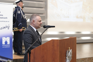 zdjęcie przedstawia przemawiającego posła