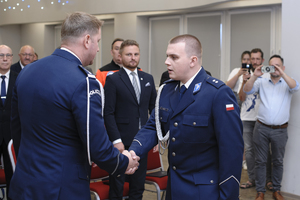 zdjęcie przedstawia składanie meldunku komendantowi