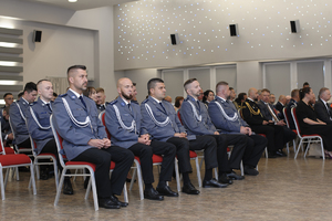 zdjęcie przedstawia policjantów siedzących na widowni