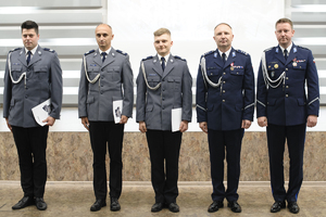 zdjęcie przedstawia moment wręczenia aktów mianowania na wyższe stopnie
