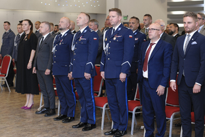 zdjęcie przedstawia gości honorowych w trakcie hymnu