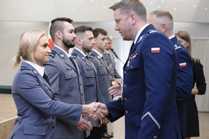 zdjęcie przedstawia moment wręczenia aktów mianowania na wyższe stopnie