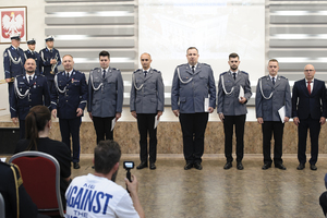 zdjęcie przedstawia moment wręczenia odznaczenia