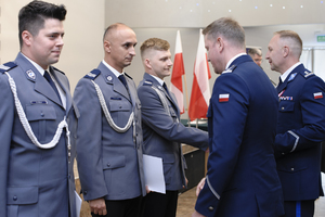 zdjęcie przedstawia moment wręczenia aktów mianowania na wyższe stopnie