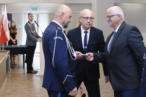 zdjęcie przedstawia moment wręczenia odznaczenia