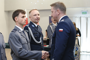 zdjęcie przedstawia moment wręczenia aktów mianowania na wyższe stopnie