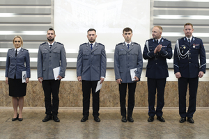 zdjęcie przedstawia moment wręczenia aktów mianowania na wyższe stopnie