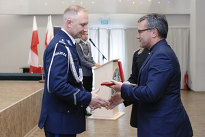 zdjęcie przedstawia moment wręczenia odznaczenia