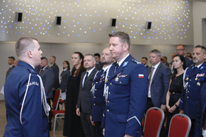 zdjęcie przedstawia moment meldunku o zakończeniu uroczystości